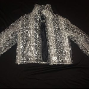 Grey snakeskin print Puffer jacket 🖤